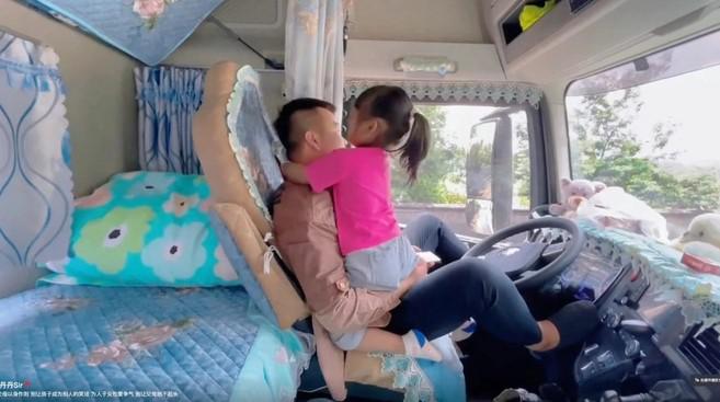 Bé gái 4 tuổi được bố mẹ đưa đi làm cùng trong thời gian nghỉ hè. Ảnh: SCMP