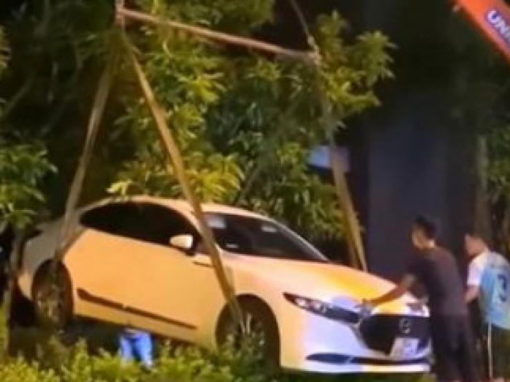 Tin tức trong ngày - Tự ý cẩu xe người khác chắn cửa nhà mình: Coi chừng "rước họa vào thân"