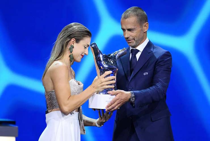Alexia Putellas năm thứ 2 được UEFA
trao giải