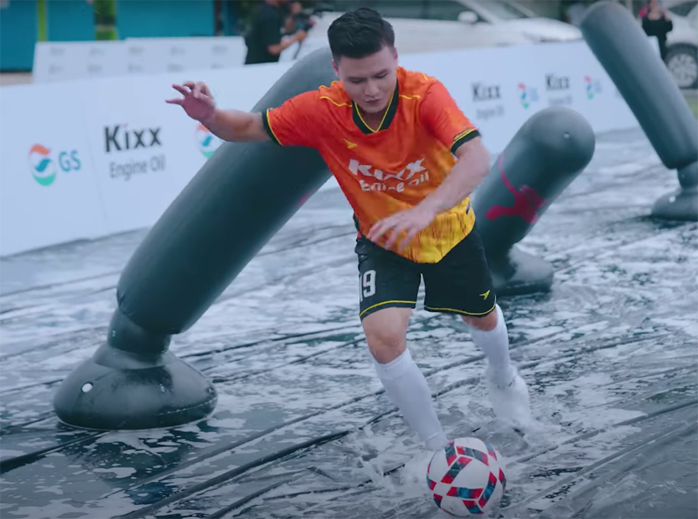 Cùng các chân sút "lụa" Phúc và Tùng, Quang Hải đã vượt qua các thử thách khó nhằn từ Kixx Challenge mùa 2 với nhiều khoảnh khắc vui vẻ, đáng nhớ