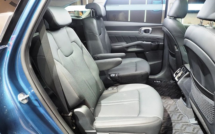 Kia Sorento HEV 2023 ra mắt, tiết kiệm xăng nhưng giá không rẻ - 10