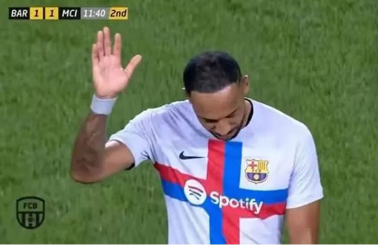 Aubameyang&nbsp;vẫy tay tạm biệt các cule khi rời sân ở trận giao hữu giữa Barca và Man City mới đây