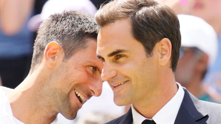 Federer (phải) không thi đấu vẫn kiếm tiền hơn Djokovic (trái)