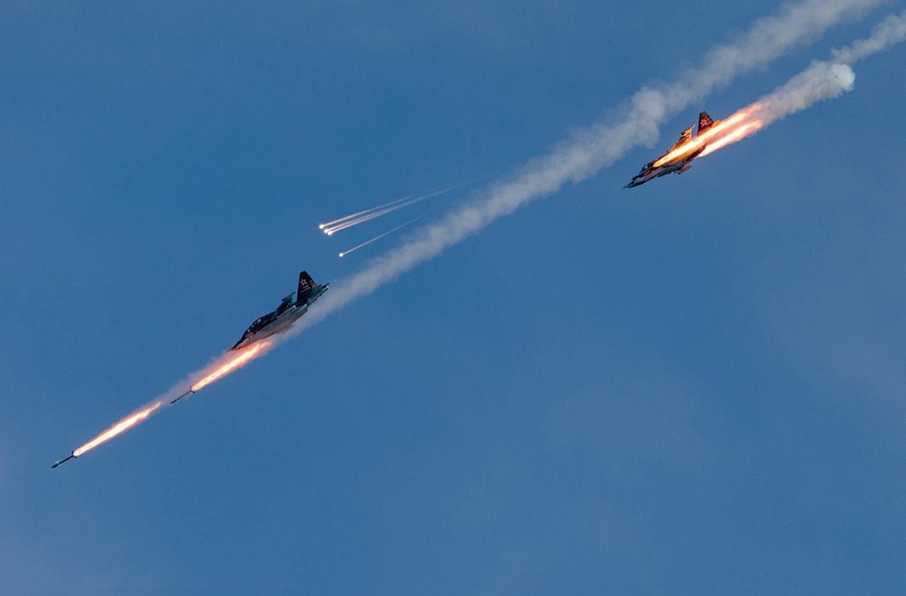Máy bay Su-25 của Nga khai hỏa tên lửa vào mục tiêu trong một cuộc diễn tập (ảnh: RT)