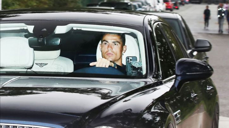 Ronaldo lái xe đến Carrington hôm 25/8 với nét mặt không thật sự vui
