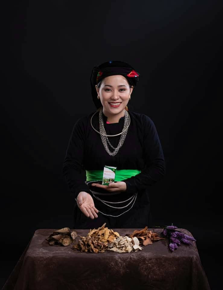 Chị Huyền bên các vị thuốc sau khi được phơi khô&nbsp;