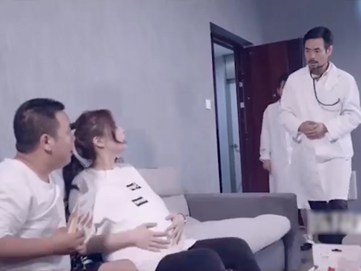 Clip hài hước - Vợ đau đẻ nhưng ông chồng vô tâm chỉ biết ngồi xem đá bóng