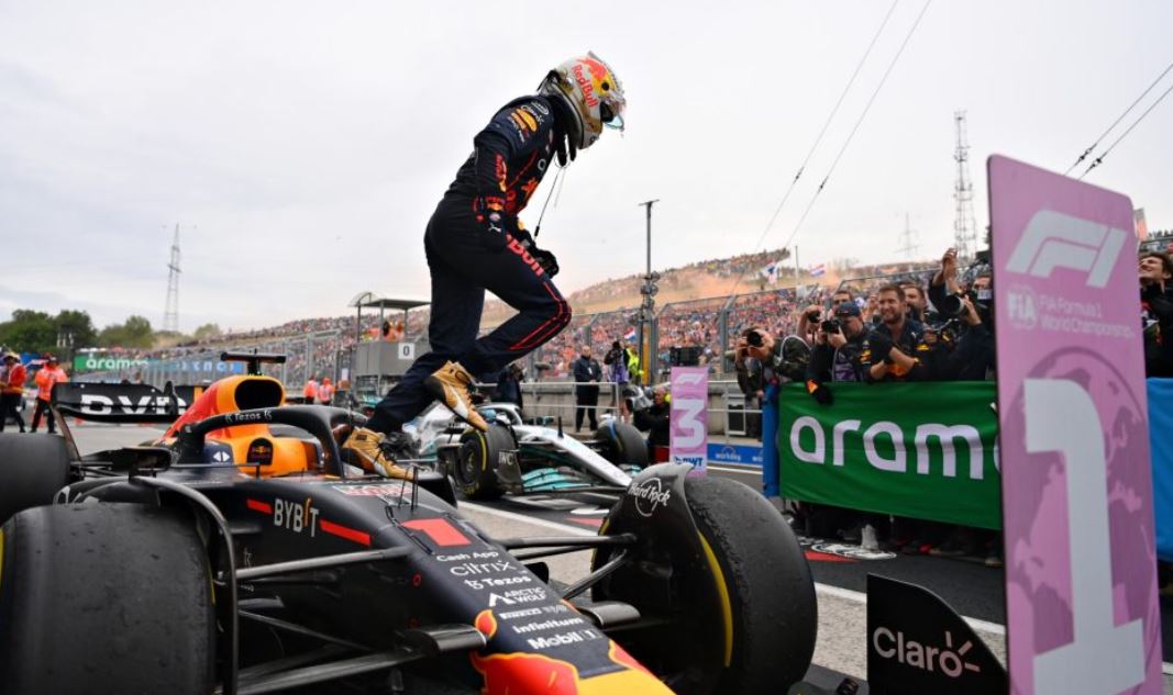 Bed Bull và Verstappen hướng tới thắng chặng