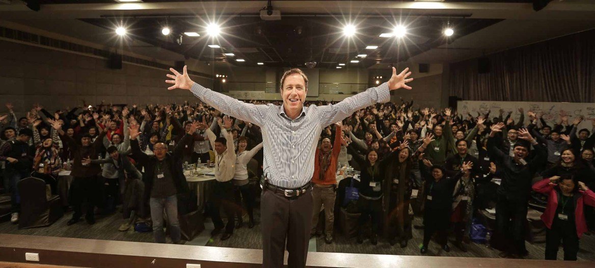 Hình ảnh Blair Singer tại buổi đào tạo, chia sẻ với hội trường hàng nghìn người