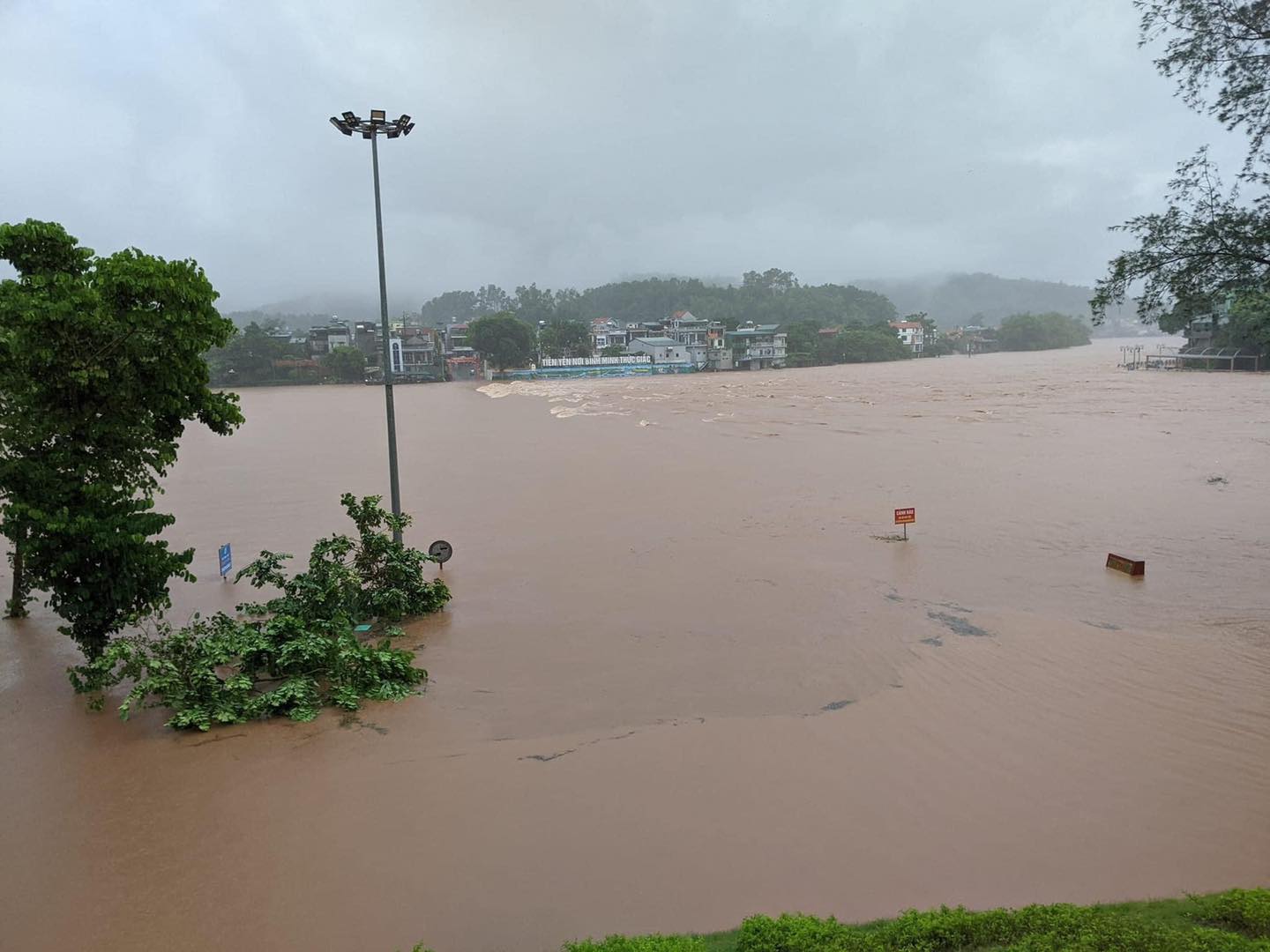 Nước lũ từ thượng nguồn đang tiếp tục đổ về gây ngập lụt nhiều nơi ở Quảng Ninh