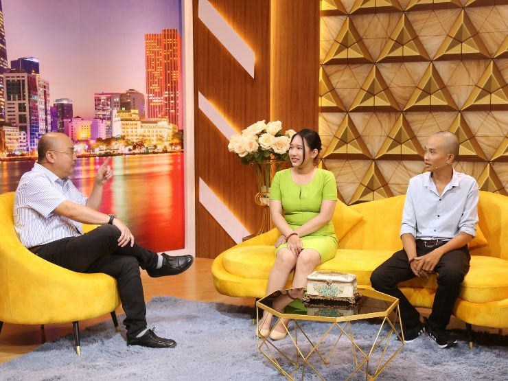 Giải trí - Hoàng Sơn nể phục người vợ đi nhặt phế liệu nuôi chồng xơ gan và 3 đứa con