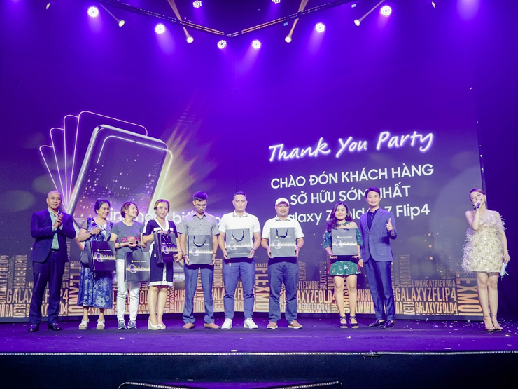 Thời trang Hi-tech - Khách hàng Thế Giới Di Động nhận Samsung Galaxy Z4 Series ngay trước cả ngày mở bán