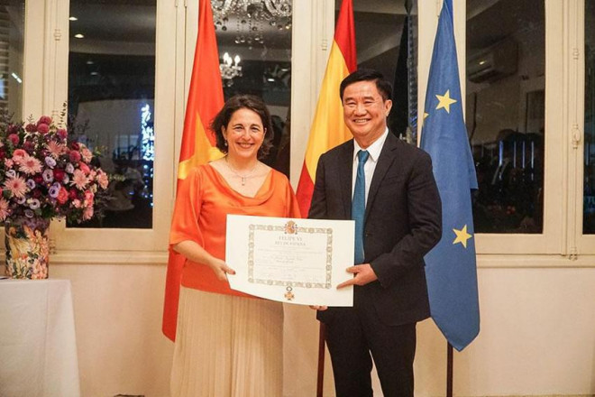 Ông Huỳnh Văn Hạnh được đại diện Đại sứ Tây Ban Nha tại Việt Nam trao tặng huân chương Nữ hoàng Isabel La Catolica của Tây Ban Nha. Ảnh: PHI HÙNG
