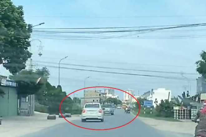 Tài xế điều khiển xe con đánh võng sang làn ngược chiều gây nguy hiểm cho người tham gia giao thông - Ảnh cắt từ clip