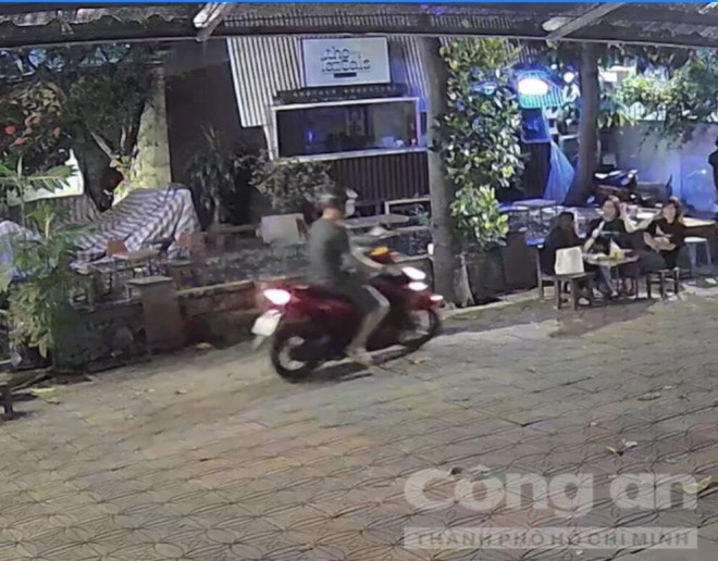 Camera ghi lại thời điểm Hùng chạy xe vào quán&nbsp;cướp giật điện thoại.