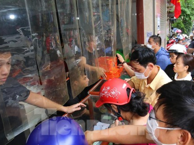 Thị trường - Tiêu dùng - Người Hà Nội xếp hàng ''rồng rắn'' cả tiếng để mua bánh trung thu