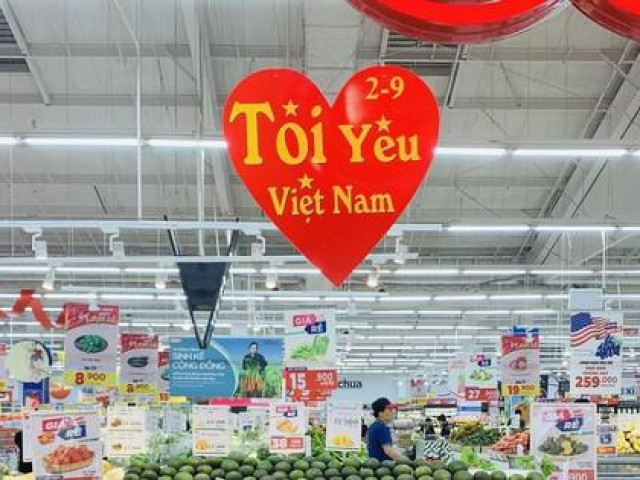 Thị trường - Tiêu dùng - Trước lễ Quốc khánh, siêu thị tung khuyến mãi 'khủng': Trứng gà, cá hồi... dự báo 'cháy hàng'