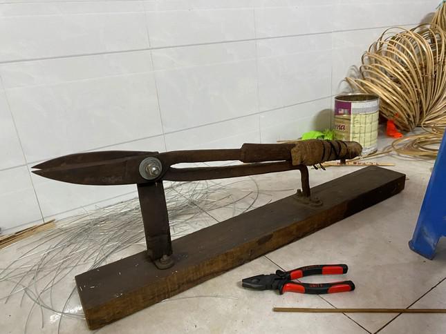 Hộp dụng cụ, chiếc kéo cắt kẽm được truyền đi truyền lại đã gắn bó cùng gia đình cô Thắm hơn suốt 40 năm. (Ảnh: Phước Sáng).