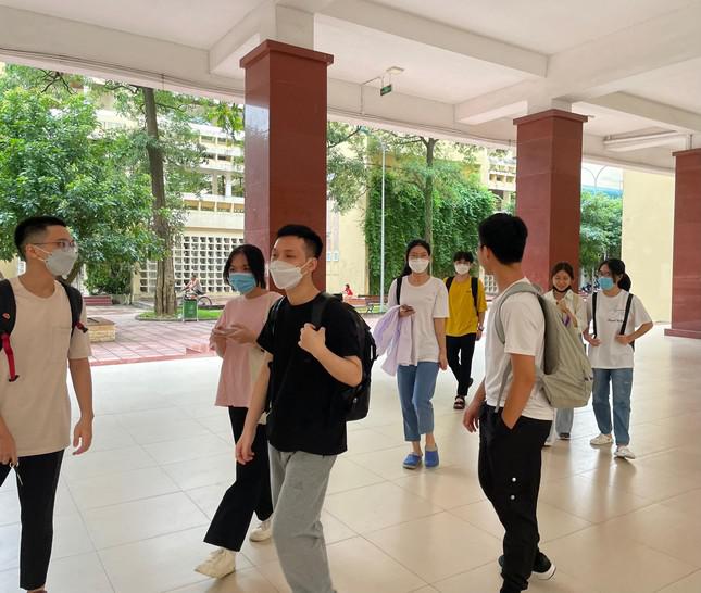 Sinh viên đại học Y đi về sau buổi học.