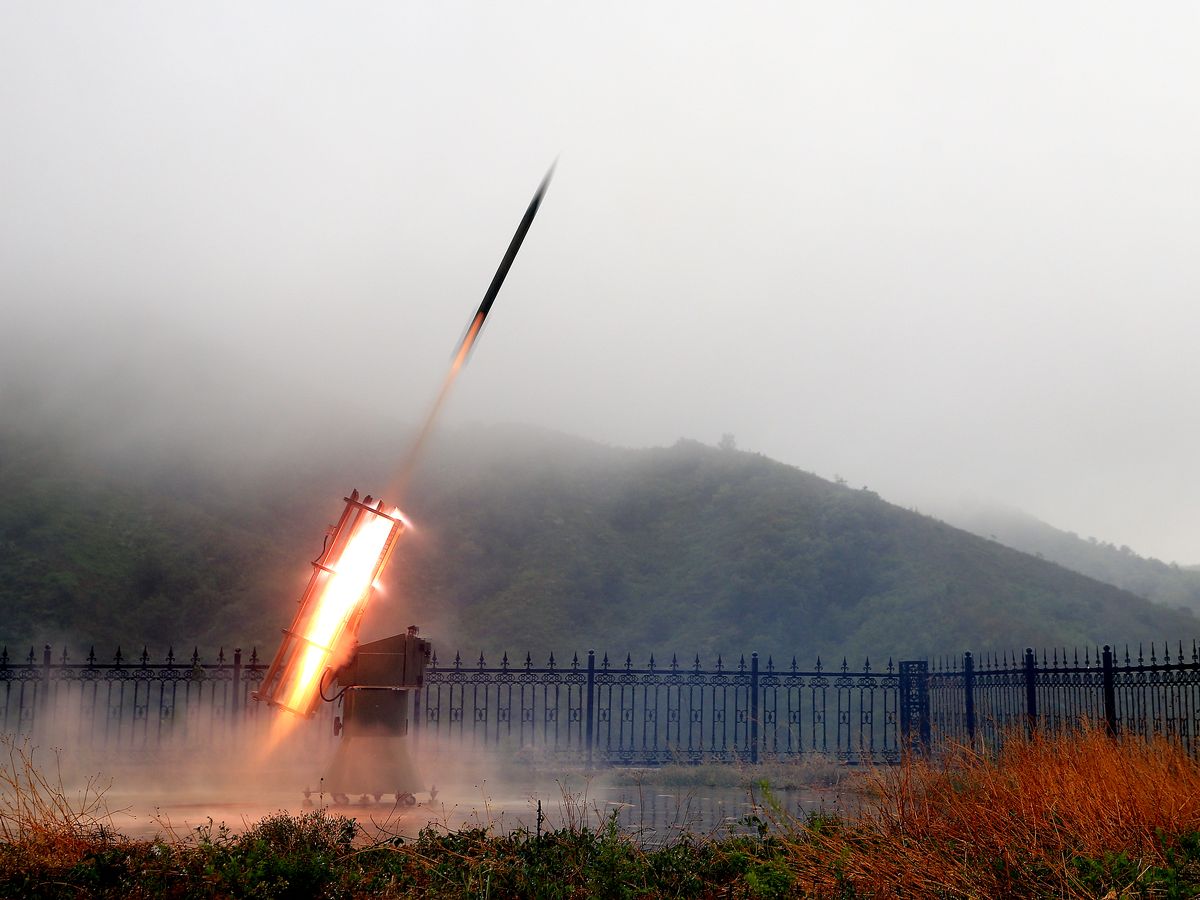 Trung Quốc phóng tên lửa “gieo mây” lên trời (ảnh: SCMP)