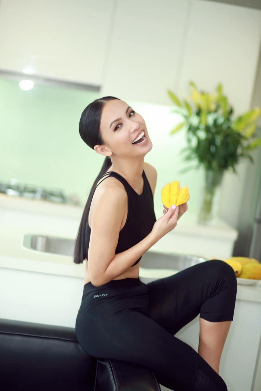 Cô luôn xinh tươi rạng rỡ nhờ ăn và tập khoa học.