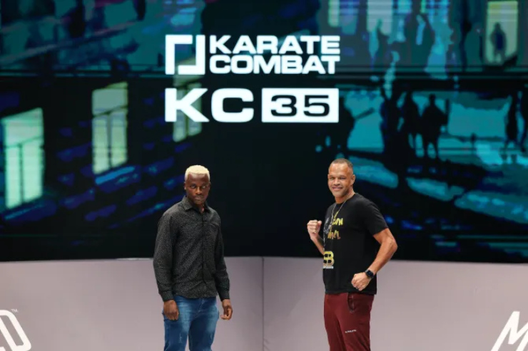 Daniels (phải) ký hợp đồng thi đấu tại Karate Combat