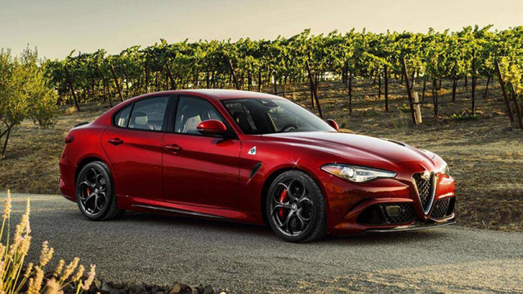 10. Alfa Romeo Giulia Quadrifoglio 2022 (vận tốc tối đa: 307 km/h)

