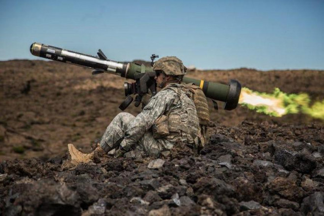 Binh sĩ Mỹ phóng tên lửa Javelin tại thao trường Pohakuloa ở Hawaii năm 2016. Ảnh: Patrick Kirby/US Army