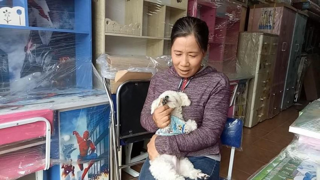 Bà Phượng đã nhận lại con chó sau khi bị mất. Ảnh: HT