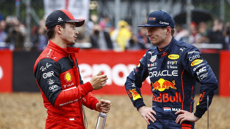 Verstappen và Leclerc “dắt tay nhau” xuất phát cuối đoàn đua