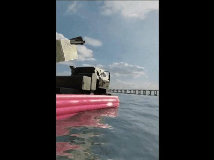 Ukraine đăng video HIMARS nổi trên mặt nước gần cầu Crimea, sự thật ra sao?