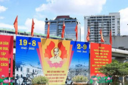 Phố phường Hà Nội trang hoàng cờ hoa chào mừng ngày lễ lớn 2/9