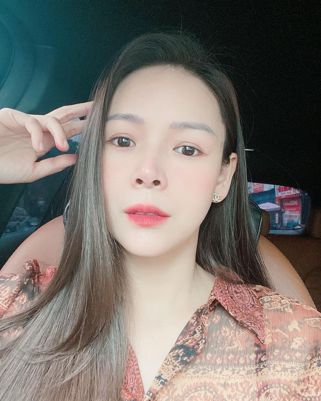 Một trong những bí quyết trẻ lâu của phái đẹp là chú ý chăm sóc da.