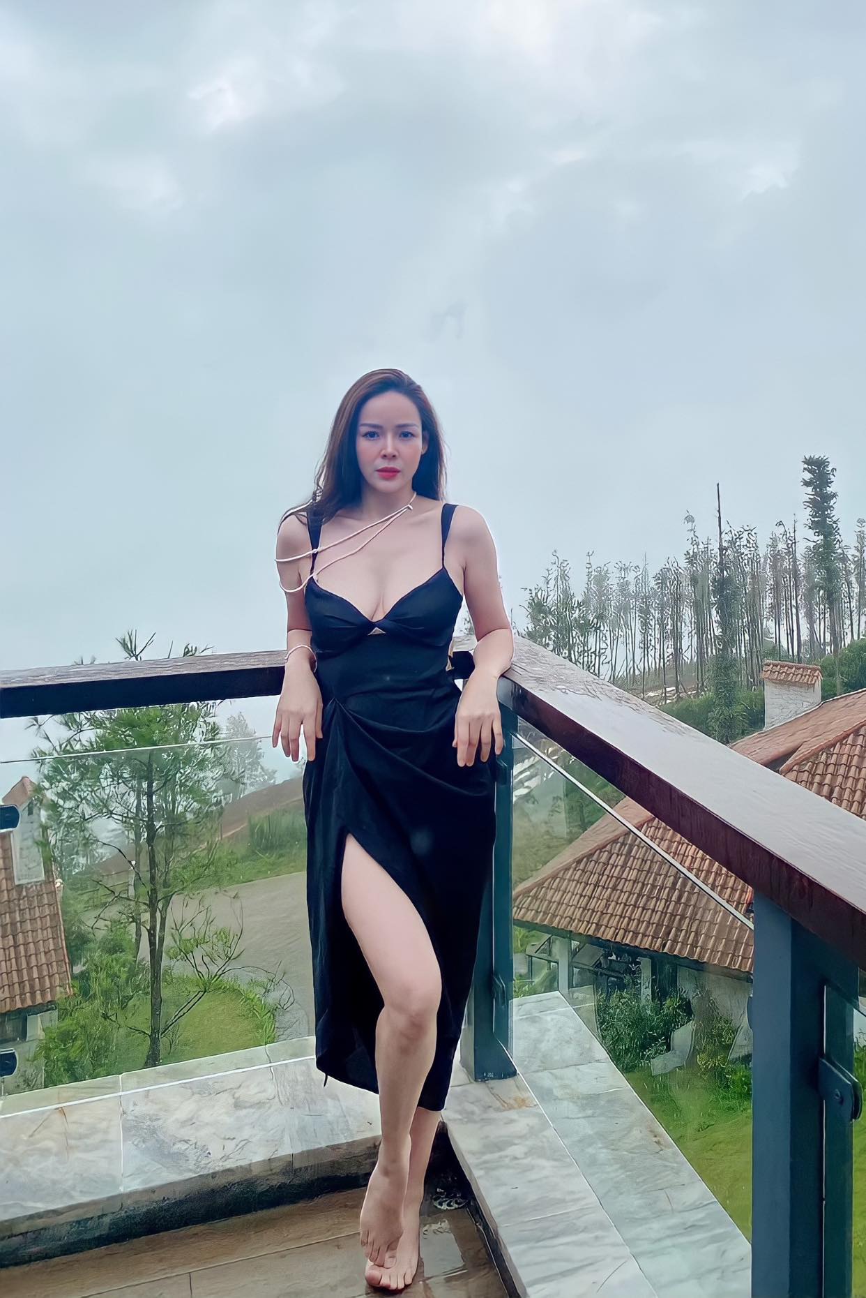 Diễm Hương có vóc dáng thon gọn, cân đối.
