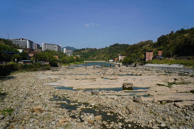 Sông Chu ở thành phố Đạt Châu, tỉnh Tứ Xuyên đã rơi vào tình trạng khô cạn.
