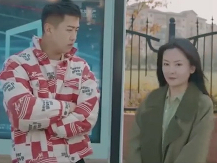 Clip hài hước - Dẫm nhầm vào chân trai đẹp ở bến xe buýt, cô gái nhận hậu quả khó đỡ