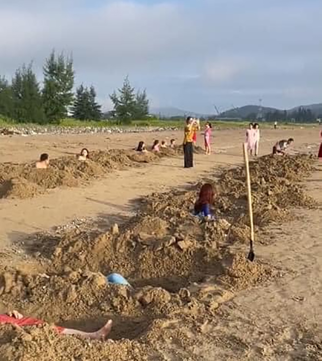 Nhóm du khách đào hàng chục hố tắm cát trên bãi biển