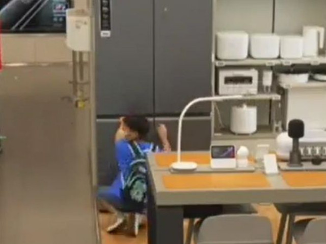 Bạn trẻ - Cuộc sống - Cậu bé tiểu học lén lút đến gần tủ lạnh, nhân viên bất ngờ vì phát hiện món đồ lạ