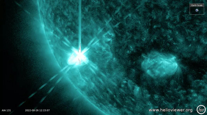 Một cú "nổ súng" của Mặt Trời nhằm vào Trái Đất - Ảnh: SDO/NASA