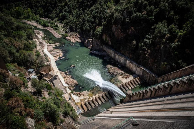 Đập thủy điện Sau ở thị trấn Vilanova se Sau, vùng Catalonia (Đông Tây Ban Nha) ngày 20-8 trong bối cảnh châu Âu đang nắng hạn kỷ lục. Công suất thủy điện Tây Ban Nha đang ở mức 36,9%, mức thấp nhất kể từ năm 1995. Ảnh: BLOOMBERG