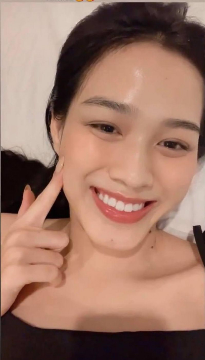 Người kế nhiệm vương miện của Tiểu Vy là Hoa hậu Đỗ Thị Hà cũng sở hữu gương mặt mộc gần như hoàn hảo. Thế mạnh của Đỗ Thị Hà là làn da trắng mịn màng không có dấu vết của mụn hay vết thâm.