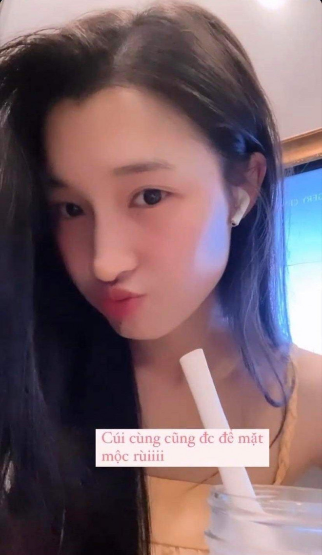 Phương Nhi được người hâm mộ đặt cho biệt danh “thần tiên tỷ tỷ” cũng không hề quá lời. Bởi nàng Á hậu có đường nét rất hài hòa, đôi mắt biết cười lấp lánh tỏa ra sức hút cực mạnh nên nhanh chóng trở thành đối thủ đáng gờm của các đàn chị trên đường đua “đệ nhất mỹ nhân mặt mộc”.