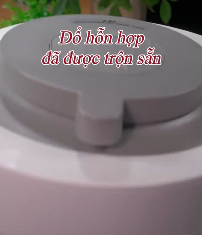 Quét dầu xong bạn đổ bát bột hỗn hợp đã được trộn xong vào nồi cơm điện.