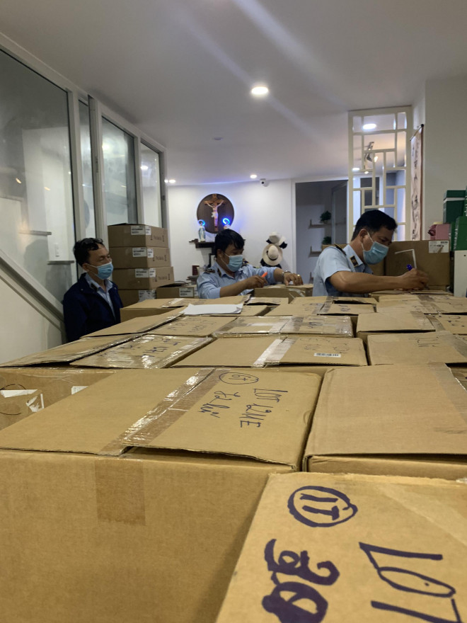 Kiểm tra thực tế, lực lượng chức năng ghi nhận một lượng lớn mỹ phẩm các loại như: dung dịch tẩy da chết, kem trị mụn, kem phục hồi da, kem dưỡng ẩm, sữa rửa mặt, nước hoa Hồng, serum cấp nước dưỡng ẩm phục hồi da, kem dưỡng ẩm trắng da mờ nám, bộ peel thay da sinh học, kem chống nắng… mang thương hiệu Obagi và ZO.