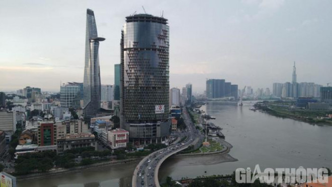 Dự án Saigon One Tower nằm ở giao lộ Tôn Đức Thắng - Hàm Nghi ngay bên sông Sài Gòn, do Công ty CP địa ốc Sài Gòn M&amp;C làm chủ đầu tư, tổng vốn đầu tư 256 triệu USD. Được khởi công vào năm 2007 dự kiến hoàn thành năm 2009. Đến năm 2011 khi xây dựng xong phần thô, hoàn thành 80% các hạng múc bắt đầu lắp kính một số khu vực thì dự án bất ngờ tạm dừng.