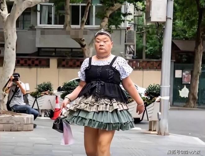 Người phụ nữ ngoài 50 tuổi diện váy Lolita xuống phố và câu chuyện gây ngỡ ngàng - 3