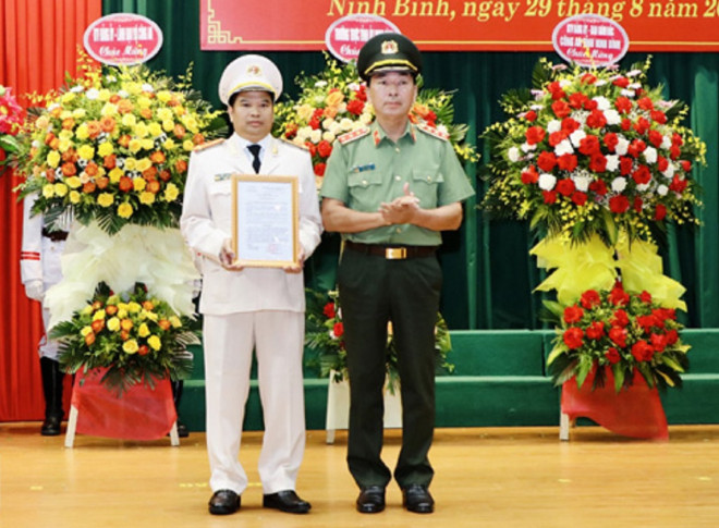 Thượng tướng Trần Quốc Tỏ, Thứ trưởng Bộ Công an, trao quyết định cho Đại tá Đặng Trọng Cường - Ảnh Đ.L