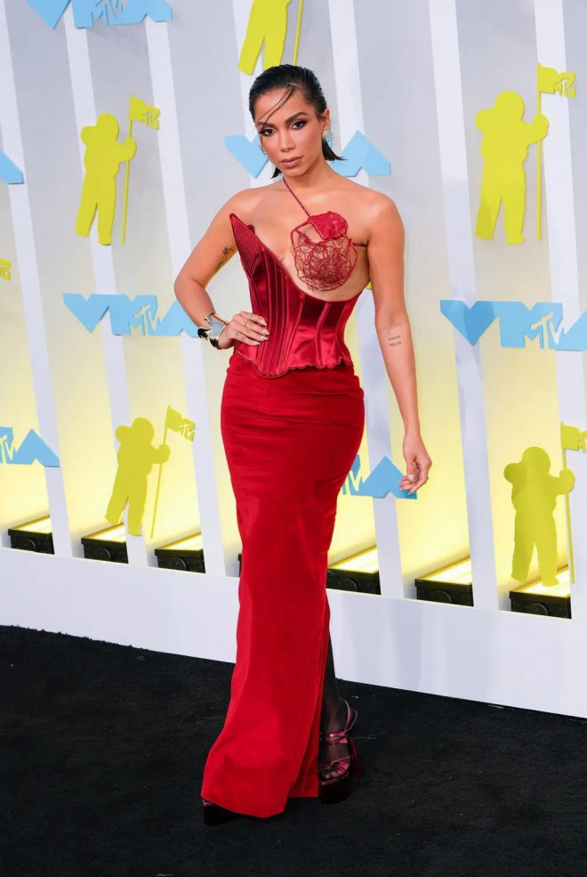 Nữ rocker để lộ một bên ngực trần tại MTV Video Music Awards 2022 - 6