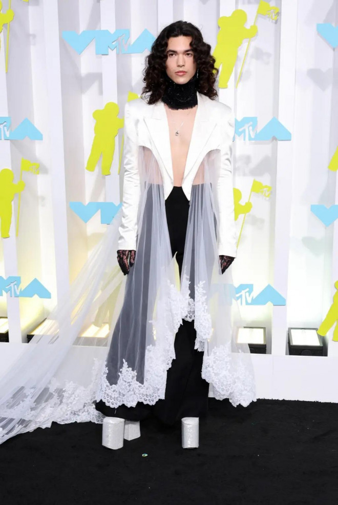 Nữ rocker để lộ một bên ngực trần tại MTV Video Music Awards 2022 - 5