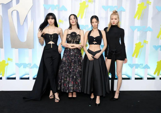 Nữ rocker để lộ một bên ngực trần tại MTV Video Music Awards 2022 - 7